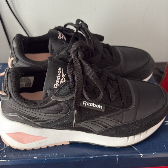 Girls Reebok size 1 - Picture 3 of 4